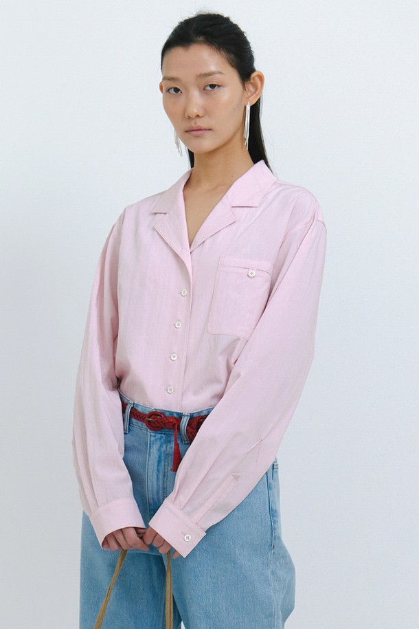 매튜 블라우스는 핑크 색상의 여성용 블라우스로, 부드러운 레이온과 나일론 혼방 소재로 제작되어 촉감이 좋습니다. 브이넥 디자인에 진주 단추 장식이 돋보이며, 소매 커프스 디테일과 아우터형 디자인으로 클래식하면서도 베이직한 무드를 연출합니다. 주름 방지 기능이 있어 일상생활에서 편안하게 착용할 수 있으며, 봄에 어울리는 얇은 두께감과 레귤러 핏으로 제작되었습니다.
