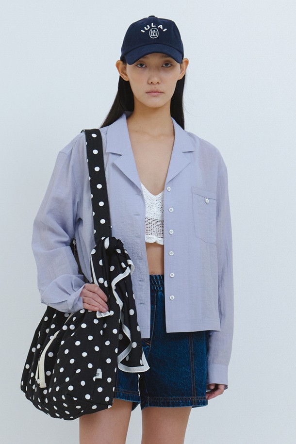 매튜 블라우스 미스트 블루는 은은한 미스트 블루 색상의 여성용 블라우스입니다. 레이온, 나일론, 린넨 혼방 소재로 제작되었으며, 구김이 적고 자연스러운 표면감이 돋보입니다. 진주 단추와 소매 커프스 디테일이 더해진 루즈핏 칼라 블라우스로, 데일리룩에 잘 어울립니다.
