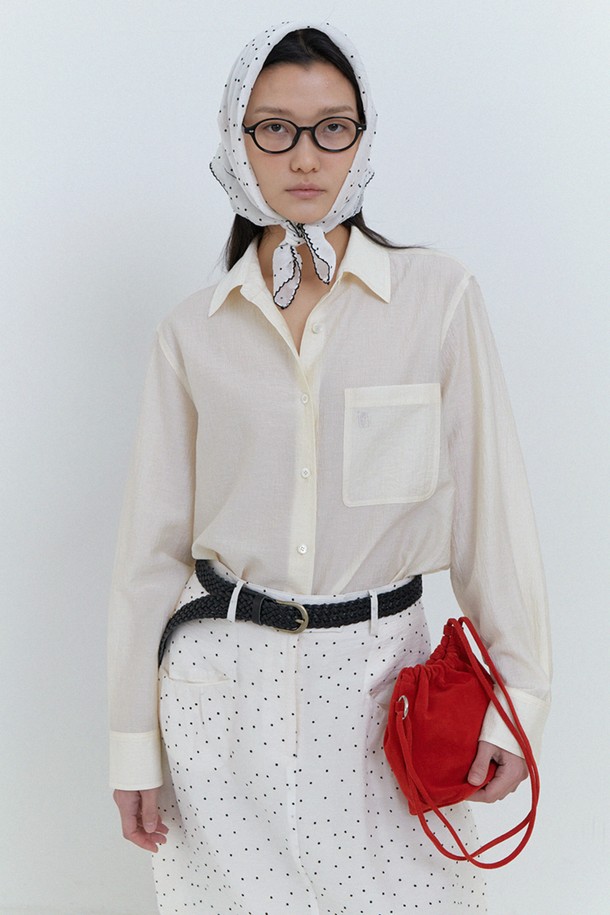 아이보리 색상의 Fate 셔츠는 부드러운 텐셀, 나일론 혼방 소재로 제작되어 봄, 여름철 일상복으로 편안하게 착용하기 좋습니다. 레귤러 핏의 긴소매 디자인에 가슴 포켓, 자수 라벨, 진주 단추 디테일이 더해졌으며, 고급스러운 스티칭으로 마감된 베이직하면서도 클래식한 무드의 여성용 셔츠입니다. 얇은 두께와 카라 네크라인으로 디자인되어 활용도가 높습니다.