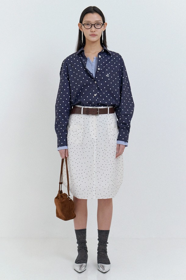 페이트 셔츠 네이비 도트 여성 셔츠입니다. 차이나 칼라 디자인에 레귤러핏으로 제작되었으며, 데일리 및 캐주얼 스타일로 활용하기 좋습니다. 봄 시즌에 어울리는 얇은 두께감의 면 소재로 부드러운 촉감을 선사합니다. 가슴 포켓, 자개 단추, 포켓 자수 라벨 등의 디테일이 돋보이며, 턱인/턱아웃 스타일링이 가능합니다. 카페룩, 쇼핑룩에 어울리는 캐주얼, 클래식, 미니멀 스타일의 셔츠를 만나보세요.
