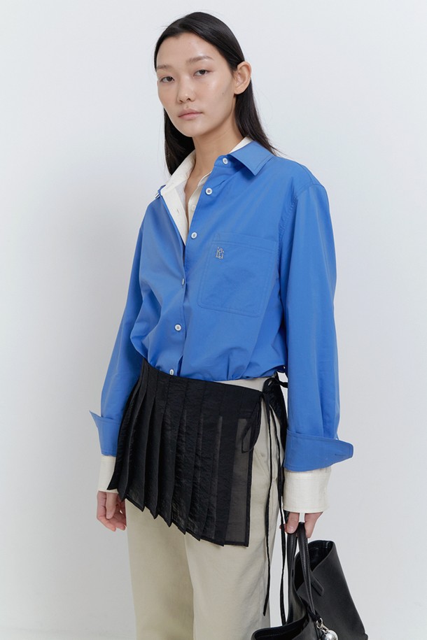봄 시즌에 어울리는 코발트 블루 색상의 여성용 Fate 셔츠는 면과 레이온 혼방 소재로 부드러운 촉감을 선사하며, 베이직하고 클래식한 스타일을 연출합니다. 레귤러 핏의 긴소매 디자인에 차이나칼라와 가슴 포켓 디테일을 더했으며, 고급스러운 스티칭과 진주 단추, 자수 라벨로 포인트를 주어 턱인/턱아웃 스타일 모두 소화 가능합니다. 무지 패턴의 레귤러 기장 셔츠로, 일상에서 편안하게 착용할 수 있습니다.

