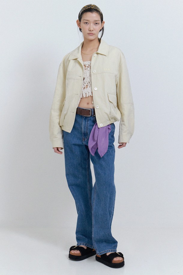 크림 색상의 코튼 캔디 점퍼는 부드러운 촉감과 자연스러운 주름감이 돋보이는 바이오 워싱 가공된 나일론 소재의 여성용 아우터입니다. 얇은 두께감과 가벼운 무게로 봄에 일상복으로 편안하게 착용하기 좋으며, 루즈핏과 릴랙스핏으로 멋스러운 캐주얼 스타일을 연출합니다. 외부 포켓과 버튼 여밈 방식으로 실용성을 더했으며, 무지 패턴의 베이직한 디자인으로 다양한 룩에 활용하기 좋습니다.
