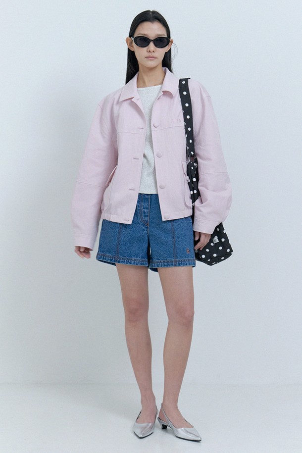 코튼 핑크 색상의 여성용 코튼 캔디 점퍼는 얇은 두께감과 부드러운 촉감으로 봄에 일상복으로 편안하게 착용하기 좋습니다. 루즈핏에 긴소매 디자인이며, 외부 포켓과 자연스러운 주름, 파스텔 컬러가 특징인 캐주얼 스타일의 아우터입니다. 나일론 소재에 바이오 워싱 가공을 거쳐 제작되었으며, 버튼 여밈 방식으로 간편하게 착용할 수 있습니다.
