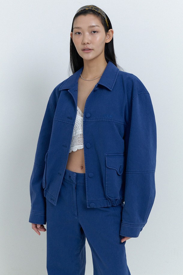 캐주얼한 무드의 여성용 코튼 캔디 점퍼는 부드러운 면 소재로 제작되었으며, 루즈핏으로 편안한 착용감을 선사합니다. 빈티지 워싱 효과와 자연스러운 주름이 돋보이는 블루 색상의 점퍼는 바이오 워싱 가공을 거쳐 더욱 부드러운 터치감을 자랑하며, 외부 포켓과 버튼 여밈으로 실용성을 더했습니다. 봄 시즌 일상복으로 적합하며, 긴소매 디자인으로 간절기에도 따뜻하게 착용할 수 있습니다.
