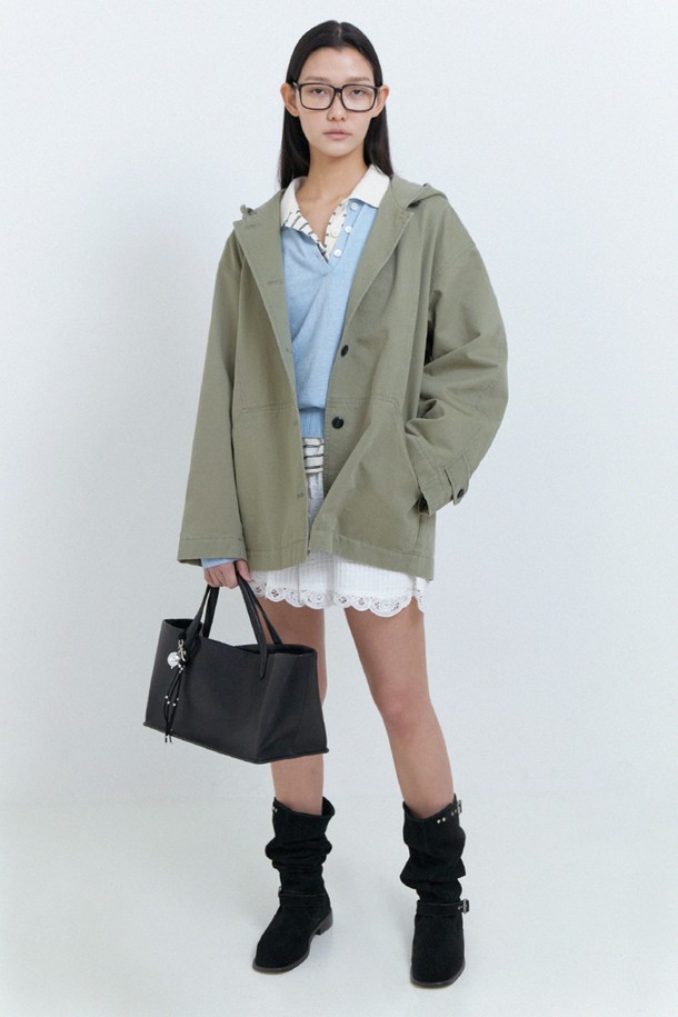 루즈핏의 Lono 카키색 후드 자켓은 면 소재로 제작되어 부드러운 촉감을 자랑하며, 봄철 일상복으로 캐주얼하게 연출하기 좋습니다. 워싱 처리된 원단과 플리츠, 백 벨트, 소매 버튼 디테일, 대각선 포켓, 바이오워싱 빈티지 효과가 멋스러움을 더합니다. 후드 일체형 디자인에 버튼 여밈 방식으로 편안하게 착용할 수 있습니다.
