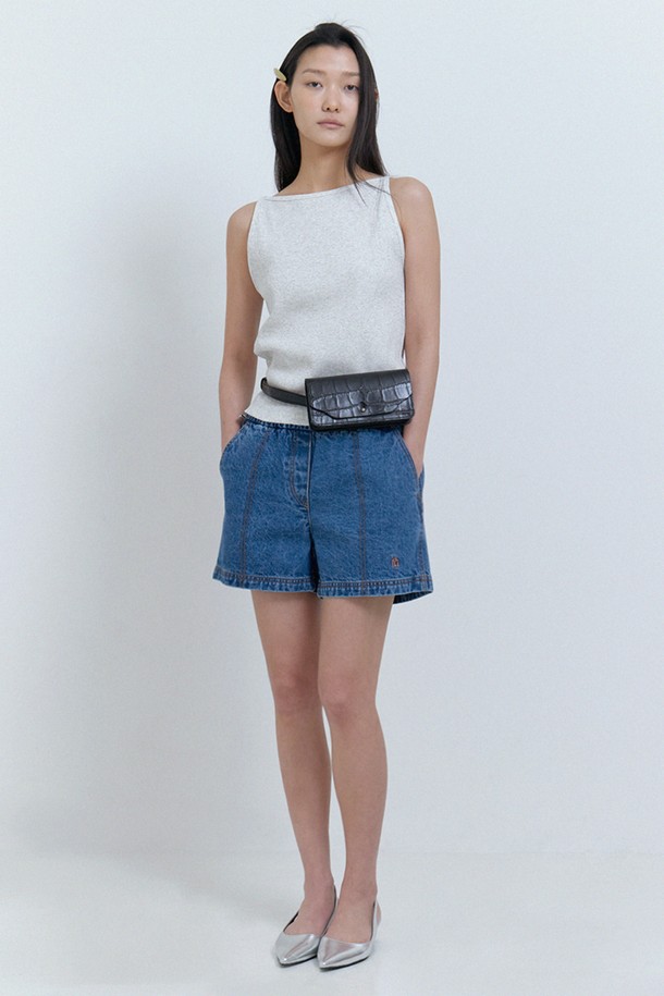 여성용 Camon pants Middle blue 데님 반바지는 부드러운 면 소재로 제작되었으며, 빈티지 워싱 디테일이 특징입니다. 허리 밴딩과 무릎 위 기장으로 편안한 캐주얼핏을 선사하며, 봄, 여름 일상복으로 적합합니다. 미들블루 컬러의 중간 두께 반바지로, 밴딩이 있어 착용감이 좋습니다.
