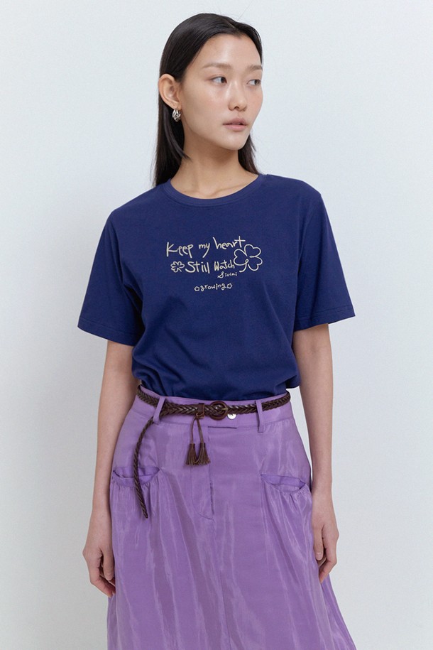 Dream T Navy는 면과 폴리에스테르 혼방 소재로 제작되어 부드러운 촉감을 선사하는 여성용 티셔츠입니다. 캐주얼한 스타일의 레귤러핏 반소매 티셔츠로, 라운드넥 디자인과 네이비 컬러가 특징입니다. 로고와 슬로건 자수 디테일이 돋보이며, 드레이핑되지 않는 실루엣으로 깔끔하게 떨어집니다.
