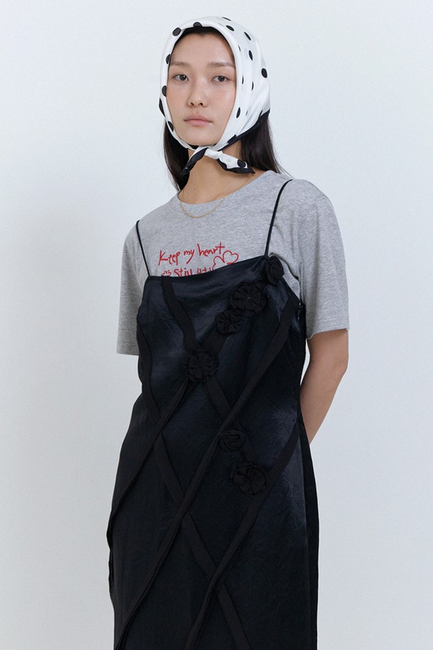 Dream T Grey는 여성용 그레이 색상의 티셔츠입니다. 부드러운 면 소재로 제작되었으며, 얇은 두께감으로 봄, 여름에 착용하기 좋습니다. 베이직하고 캐주얼한 스타일로, 무지 패턴에 프린트 디테일이 더해진 레귤러 핏의 반소매 라운드넥 티셔츠입니다.
