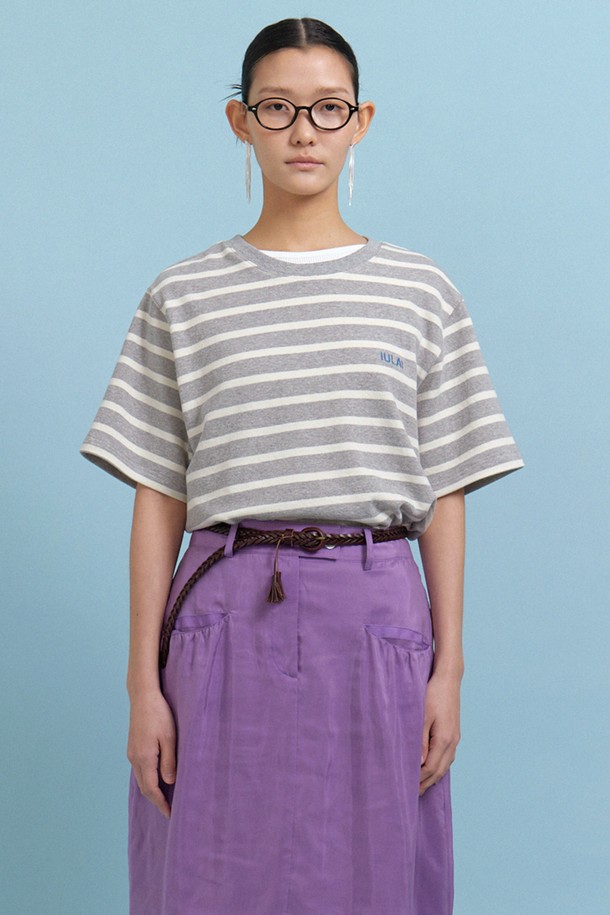 Momo stripe T Grey는 부드러운 촉감의 면 96%, 스판덱스 4% 혼방 소재로 제작된 여성용 그레이 스트라이프 티셔츠입니다. 워싱 가공을 거쳐 더욱 부드러운 터치감을 자랑하며, 라운드넥 디자인과 반소매, 베이직핏으로 편안한 착용감을 선사합니다. 두께감이 있는 편이라 봄, 여름철 일상복으로 활용하기 좋은 캐주얼 티셔츠입니다.
