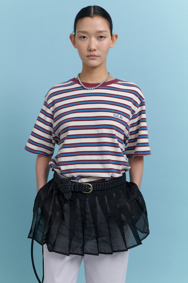 봄, 여름에 어울리는 버건디 색상의 스트라이프 패턴 여성용 반소매 티셔츠입니다. 면 95%와 스판덱스 5% 혼방 소재로 제작되었으며, 워싱 가공을 거쳐 부드러운 촉감을 자랑합니다. 앞, 뒤 디자인 포인트가 있으며, 라운드넥의 레귤러 핏으로 일상에서 편안하게 착용하기 좋습니다.
