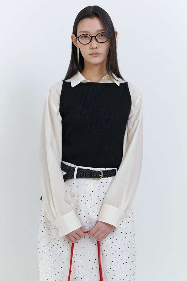 여성용 블랙 색상의 베이직 슬리브리스입니다. 신축성 있는 골지 립 원단으로 제작되었으며, 슬림핏의 보트넥 디자인이 특징입니다. 폴리에스테르, 레이온, 스판덱스 혼방 소재로 봄, 여름철 일상복으로 레이어드하여 착용하기 좋은 베스트 스타일입니다.
