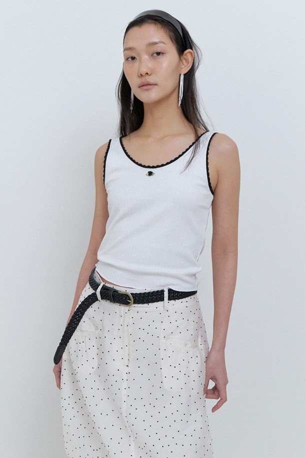 Mimi rose sleeveless White는 여성용 화이트 색상의 민소매 티셔츠로, 베이직하고 미니멀한 스타일을 연출합니다. 얇고 부드러운 소재로 제작되었으며, 라운드넥과 레귤러 핏으로 편안하게 착용 가능하고 블랙 파이핑 디테일이 돋보입니다. 봄, 여름철 일상복으로 적합하며, 무지 패턴으로 다양한 스타일링에 활용하기 좋습니다.
