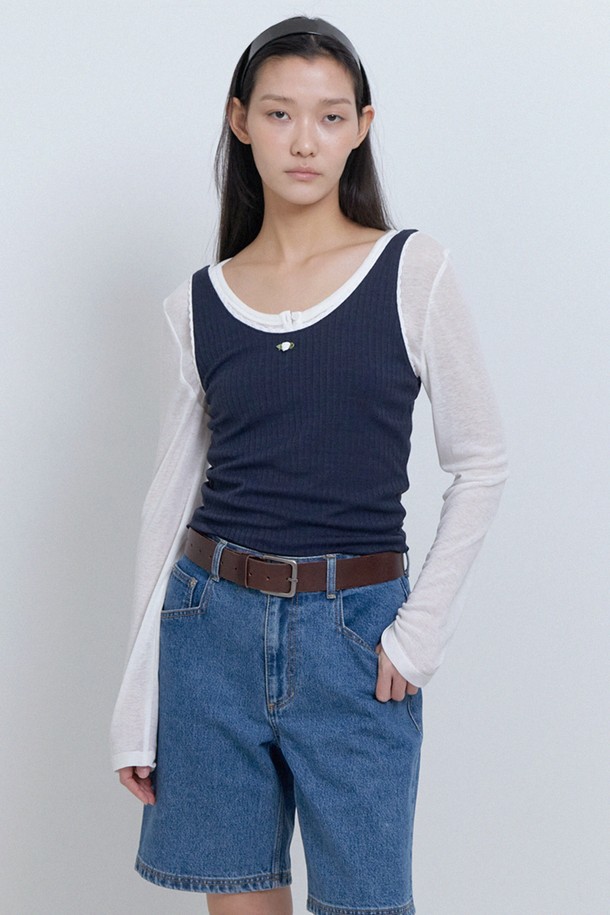 Mimi rose sleeveless Navy는 부드러운 면과 스판덱스 혼방 소재의 여성용 민소매 티셔츠입니다. 네이비 컬러의 레귤러핏 디자인으로, 여름철 일상복으로 활용하기 좋으며, 라운드넥과 얇은 두께감으로 시원하게 착용할 수 있습니다. 레이스 트리밍 디테일과 미니 로즈 플라워 장식이 페미닌한 무드를 더하며, 레이어드 이너로도 활용 가능한 실용적인 아이템입니다.
