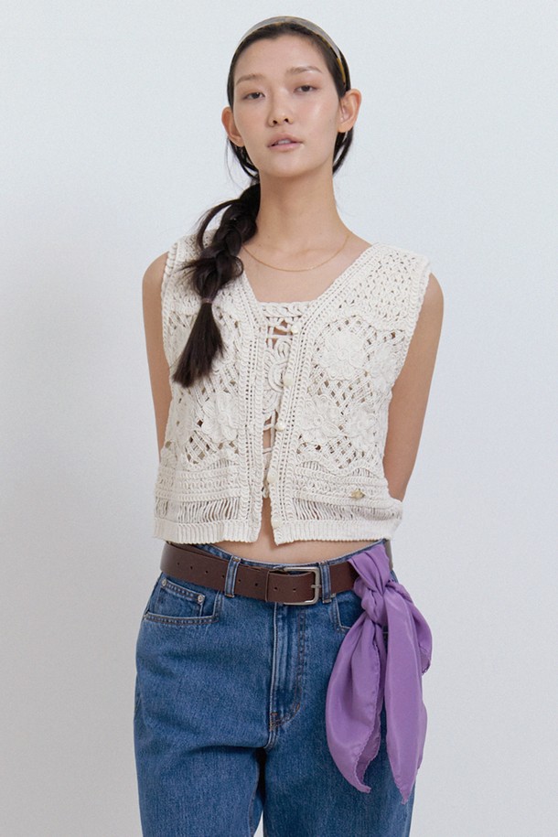 내추럴 베이지 색상의 Rhapsody 크로셰 베스트는 플라워 크로셰 패턴이 돋보이는 브이넥 디자인입니다. 면 소재로 제작되었으며, 민소매 크롭 스타일로 봄, 여름 데일리룩에 보헤미안 무드를 더합니다. 레이어드 스타일링이 용이하여 다양한 연출이 가능합니다.
