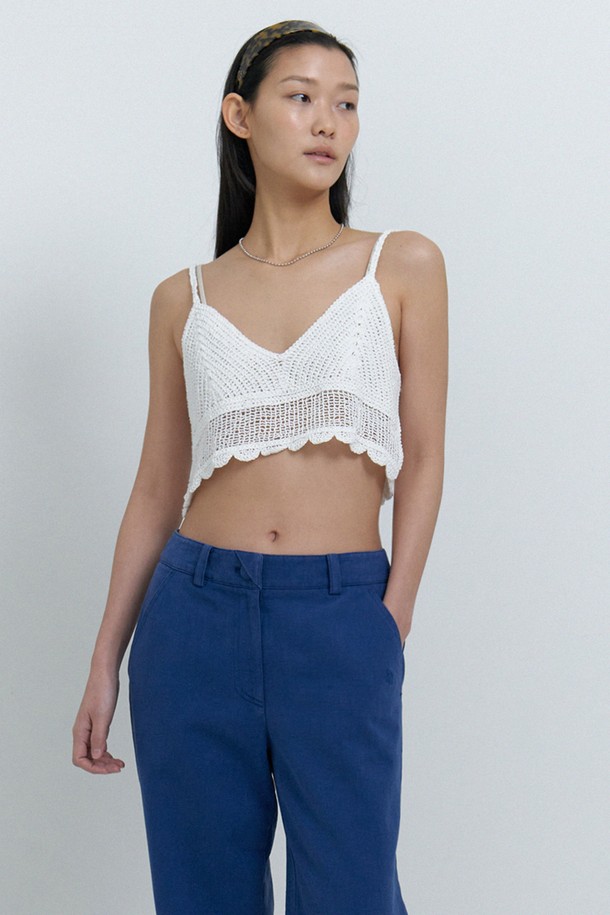 여성용 화이트 컬러의 크로셰 크롭탑으로, 면 소재의 부드러운 촉감이 돋보입니다. 브이넥 디자인에 민소매 스타일이며, 브라탑 실루엣으로 단독 착용은 물론 레이어드 스타일링에도 용이합니다. 봄, 여름 시즌에 데일리룩으로 페미닌하면서 캐주얼한 무드를 연출할 수 있습니다.
