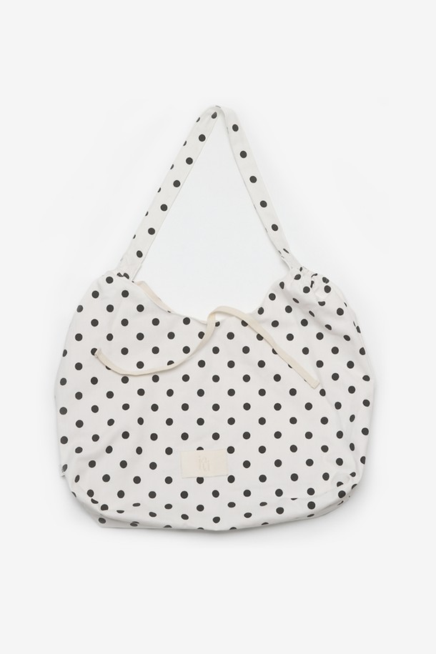 9/11 순차 발송 예정인 Dot 호보백 White는 여성용 미디엄 사이즈 호보백입니다. 면 소재에 화이트 컬러와 도트 무늬가 돋보이며, 링으로 연결된 손잡이가 특징입니다. 맥북 수납이 가능한 넉넉한 내부 수납공간과 오픈형 잠금 방식, 내부 포켓으로 실용성을 더했습니다.
