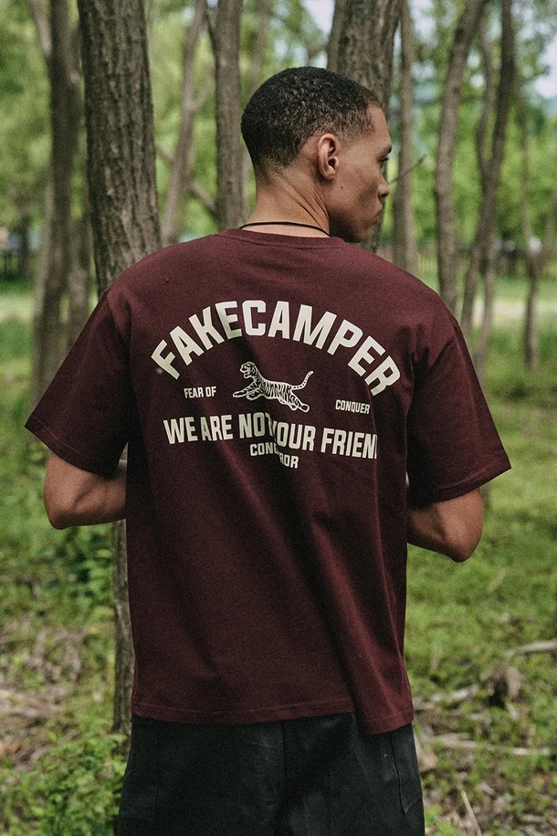 타이거 오리지널 빈티지 반팔 티셔츠 [WINE]는 캐주얼하고 빈티지한 스타일의 남성용 반팔 티셔츠입니다. 봄, 여름 시즌에 적합하며, 라운드넥, 레귤러핏 디자인에 와인 컬러로 포인트를 더했습니다. 면 소재로 제작되어 편안한 착용감을 제공하며, 타이거 오리지널 빈티지 디자인과 등판 레터링 프린트가 특징입니다.
