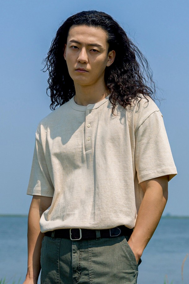 **빈티지 헨리넥 반팔 티셔츠 [IVORY]**는 부드러운 면 소재로 제작되어 봄, 여름에 편안하게 착용하기 좋은 남성용 티셔츠입니다. 레귤러 핏에 헨리넥 디자인과 무지 패턴이 더해져 베이직하면서도 빈티지한 무드를 연출합니다. 아이보리 컬러로 어떤 스타일에도 쉽게 매치할 수 있으며, 일상복으로 활용하기 좋습니다.
