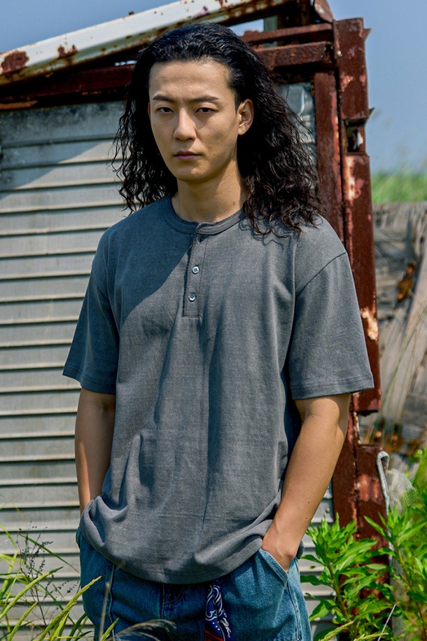 빈티지 헨리넥 반팔 티셔츠 [CHACOAL]는 남성용 상의 티셔츠로, 봄과 여름에 착용하기 좋은 캐주얼 스타일의 제품입니다. 차콜, 아이보리, 네이비, 블랙 4가지 색상으로 출시되었으며, 100% 면 소재로 제작되어 부드러운 촉감을 선사합니다. 레귤러 기장의 무지 디자인에 헨리넥 디테일이 더해져 빈티지하면서도 편안한 핏을 제공합니다.
