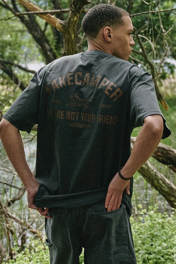 피그먼트 타이거 오리지널 빈티지 반팔 티셔츠 [CHARCOAL]는 캐주얼하고 빈티지한 스타일을 즐기는 분들을 위한 반팔 티셔츠입니다. 부드러운 면 소재로 제작되어 편안한 착용감을 선사하며, 오버핏으로 디자인되어 여유로운 실루엣을 연출합니다. 차콜 컬러에 피그먼트 워싱 기법을 더해 자연스러운 워너아웃과 페이드 아웃 효과를 주어 빈티지한 무드를 강조했습니다. 트리플 스티치 공법으로 내구성을 높였으며, 데이트룩, 여행룩 등 다양한 상황에서 활용 가능합니다. 라운드넥에 반소매 디자인으로 봄, 여름철에 시원하게 착용하기 좋습니다.
