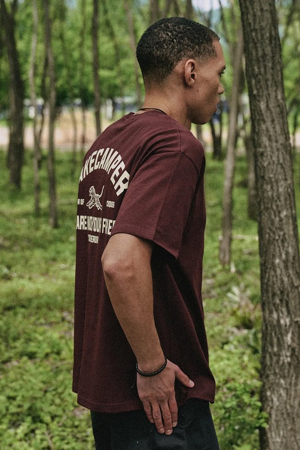 타이거 오리지널 빈티지 반팔 티셔츠 [WINE]는 캐주얼하고 빈티지한 스타일의 남성용 반팔 티셔츠입니다. 봄, 여름 시즌에 적합하며, 라운드넥, 레귤러핏 디자인에 와인 컬러로 포인트를 더했습니다. 면 소재로 제작되어 편안한 착용감을 제공하며, 타이거 오리지널 빈티지 디자인과 등판 레터링 프린트가 특징입니다.
