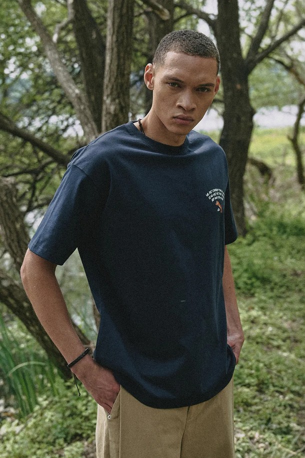 네이비 컬러의 아치 스크립트 레터링 반팔 티셔츠입니다. 면 소재의 레귤러핏으로 편안한 착용감을 선사하며, 라운드넥 디자인과 반소매 기장으로 봄, 여름철 캐주얼 스타일을 연출하기 좋습니다. 등면 그래픽 프린트가 돋보이는 유니크한 디자인의 남성 반팔 티셔츠입니다.
