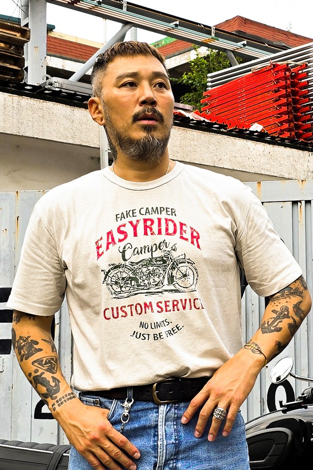 베이지 컬러의 피그먼트 워싱 마감으로 빈티지한 무드를 더한 반팔 티셔츠입니다. 릴랙스 핏으로 편안하게 착용 가능하며, 고밀도 원사를 사용하여 형태 변형을 최소화했습니다. 모토 그래픽 디자인과 두꺼운 두께감으로 캐주얼한 스타일을 연출하기 좋은 여름철 데일리 티셔츠입니다.
