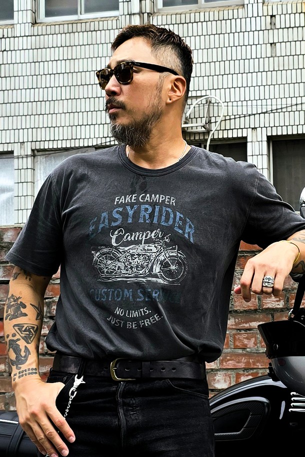 피그먼트 워싱 가공으로 빈티지한 멋을 살린 [CHACOAL] 컬러의 모토그래픽 반팔 티셔츠입니다. 고밀도 원사를 사용하여 탄탄하며, 릴랙스 핏으로 편안하게 착용 가능합니다. 캐주얼하고 스트릿한 스타일을 연출하기 좋으며, 여름철 일상복으로 활용하기 좋습니다.
