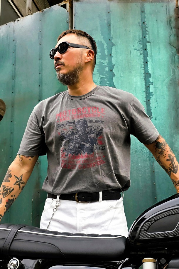 피그먼트 워싱 처리로 빈티지한 감성을 더한 [GREY] 컬러의 라이더 그래픽 반팔 티셔츠입니다. 고밀도 면 원사를 사용하여 부드러운 촉감과 뛰어난 내구성을 자랑하며, 릴렉스 핏으로 편안한 착용감을 제공합니다. 캐주얼한 스타일을 연출하기에 좋으며, 여름철 데일리룩에 활용하기 좋은 아이템입니다.
