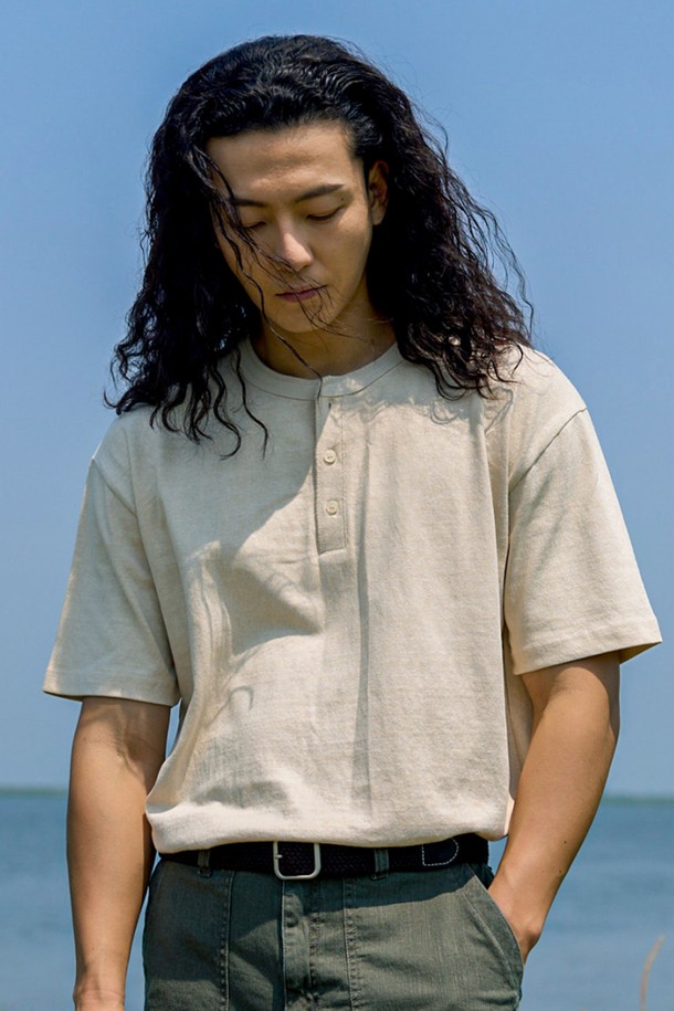 **빈티지 헨리넥 반팔 티셔츠 [IVORY]**는 부드러운 면 소재로 제작되어 봄, 여름에 편안하게 착용하기 좋은 남성용 티셔츠입니다. 레귤러 핏에 헨리넥 디자인과 무지 패턴이 더해져 베이직하면서도 빈티지한 무드를 연출합니다. 아이보리 컬러로 어떤 스타일에도 쉽게 매치할 수 있으며, 일상복으로 활용하기 좋습니다.
