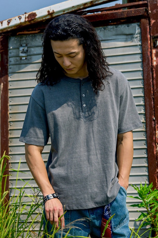 빈티지 헨리넥 반팔 티셔츠 [CHACOAL]는 남성용 상의 티셔츠로, 봄과 여름에 착용하기 좋은 캐주얼 스타일의 제품입니다. 차콜, 아이보리, 네이비, 블랙 4가지 색상으로 출시되었으며, 100% 면 소재로 제작되어 부드러운 촉감을 선사합니다. 레귤러 기장의 무지 디자인에 헨리넥 디테일이 더해져 빈티지하면서도 편안한 핏을 제공합니다.
