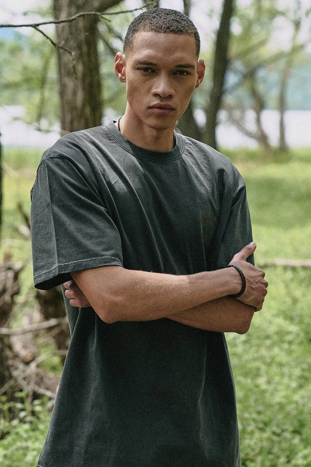 피그먼트 타이거 오리지널 빈티지 반팔 티셔츠 [CHARCOAL]는 캐주얼하고 빈티지한 스타일을 즐기는 분들을 위한 반팔 티셔츠입니다. 부드러운 면 소재로 제작되어 편안한 착용감을 선사하며, 오버핏으로 디자인되어 여유로운 실루엣을 연출합니다. 차콜 컬러에 피그먼트 워싱 기법을 더해 자연스러운 워너아웃과 페이드 아웃 효과를 주어 빈티지한 무드를 강조했습니다. 트리플 스티치 공법으로 내구성을 높였으며, 데이트룩, 여행룩 등 다양한 상황에서 활용 가능합니다. 라운드넥에 반소매 디자인으로 봄, 여름철에 시원하게 착용하기 좋습니다.
