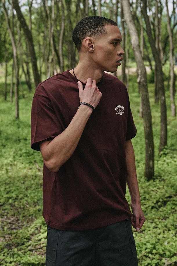 타이거 오리지널 빈티지 반팔 티셔츠 [WINE]는 캐주얼하고 빈티지한 스타일의 남성용 반팔 티셔츠입니다. 봄, 여름 시즌에 적합하며, 라운드넥, 레귤러핏 디자인에 와인 컬러로 포인트를 더했습니다. 면 소재로 제작되어 편안한 착용감을 제공하며, 타이거 오리지널 빈티지 디자인과 등판 레터링 프린트가 특징입니다.
