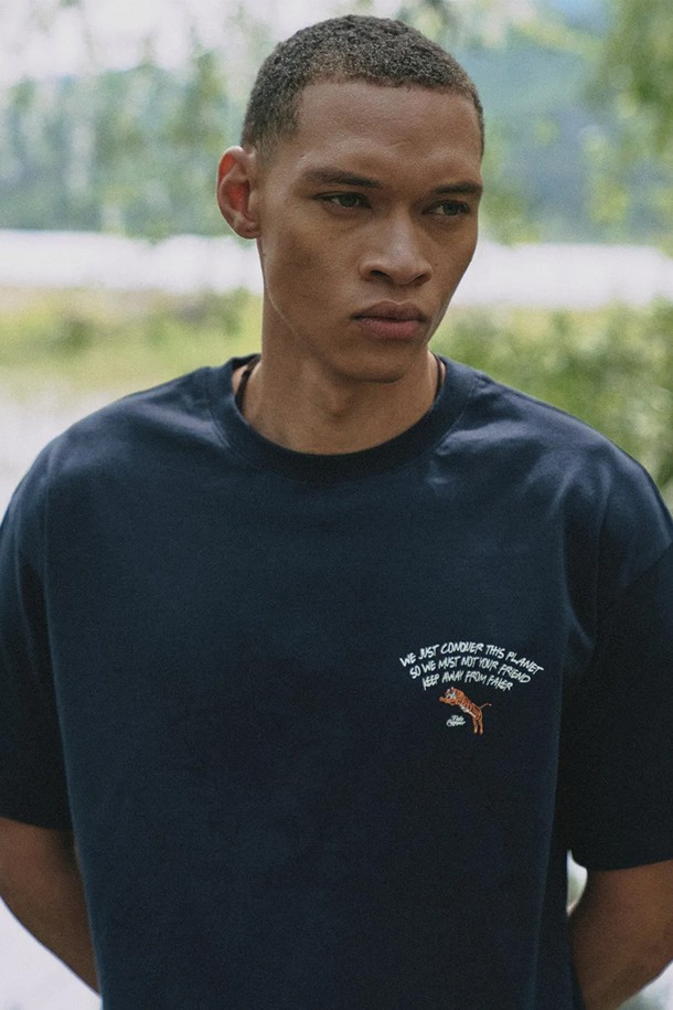 네이비 컬러의 아치 스크립트 레터링 반팔 티셔츠입니다. 면 소재의 레귤러핏으로 편안한 착용감을 선사하며, 라운드넥 디자인과 반소매 기장으로 봄, 여름철 캐주얼 스타일을 연출하기 좋습니다. 등면 그래픽 프린트가 돋보이는 유니크한 디자인의 남성 반팔 티셔츠입니다.
