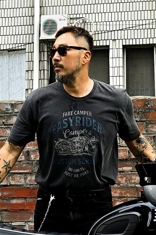 피그먼트 워싱 가공으로 빈티지한 멋을 살린 [CHACOAL] 컬러의 모토그래픽 반팔 티셔츠입니다. 고밀도 원사를 사용하여 탄탄하며, 릴랙스 핏으로 편안하게 착용 가능합니다. 캐주얼하고 스트릿한 스타일을 연출하기 좋으며, 여름철 일상복으로 활용하기 좋습니다.
