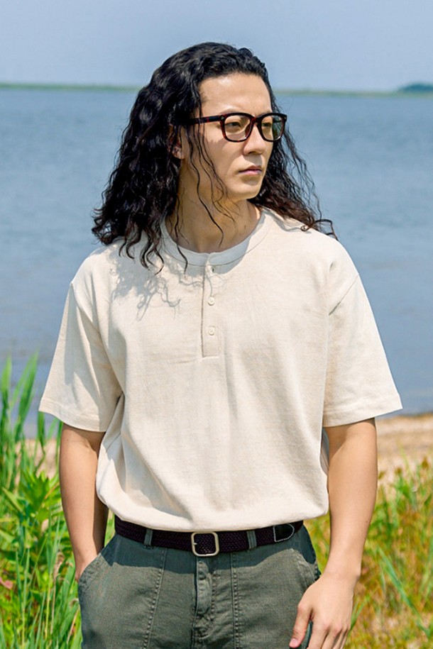 **빈티지 헨리넥 반팔 티셔츠 [IVORY]**는 부드러운 면 소재로 제작되어 봄, 여름에 편안하게 착용하기 좋은 남성용 티셔츠입니다. 레귤러 핏에 헨리넥 디자인과 무지 패턴이 더해져 베이직하면서도 빈티지한 무드를 연출합니다. 아이보리 컬러로 어떤 스타일에도 쉽게 매치할 수 있으며, 일상복으로 활용하기 좋습니다.
