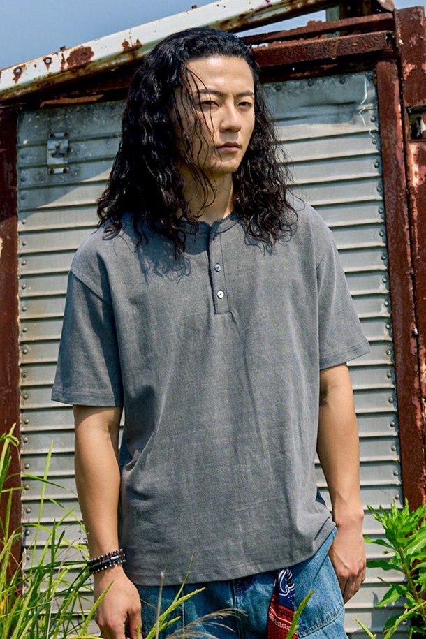 빈티지 헨리넥 반팔 티셔츠 [CHACOAL]는 남성용 상의 티셔츠로, 봄과 여름에 착용하기 좋은 캐주얼 스타일의 제품입니다. 차콜, 아이보리, 네이비, 블랙 4가지 색상으로 출시되었으며, 100% 면 소재로 제작되어 부드러운 촉감을 선사합니다. 레귤러 기장의 무지 디자인에 헨리넥 디테일이 더해져 빈티지하면서도 편안한 핏을 제공합니다.
