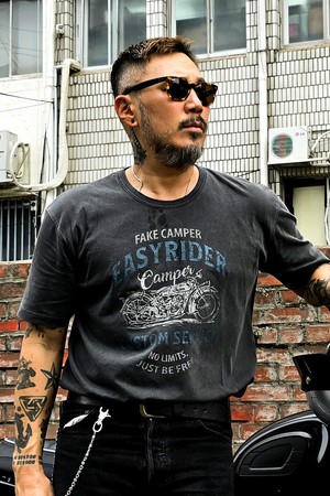 피그먼트 모토그래픽 반팔 티셔츠 [CHACOAL]