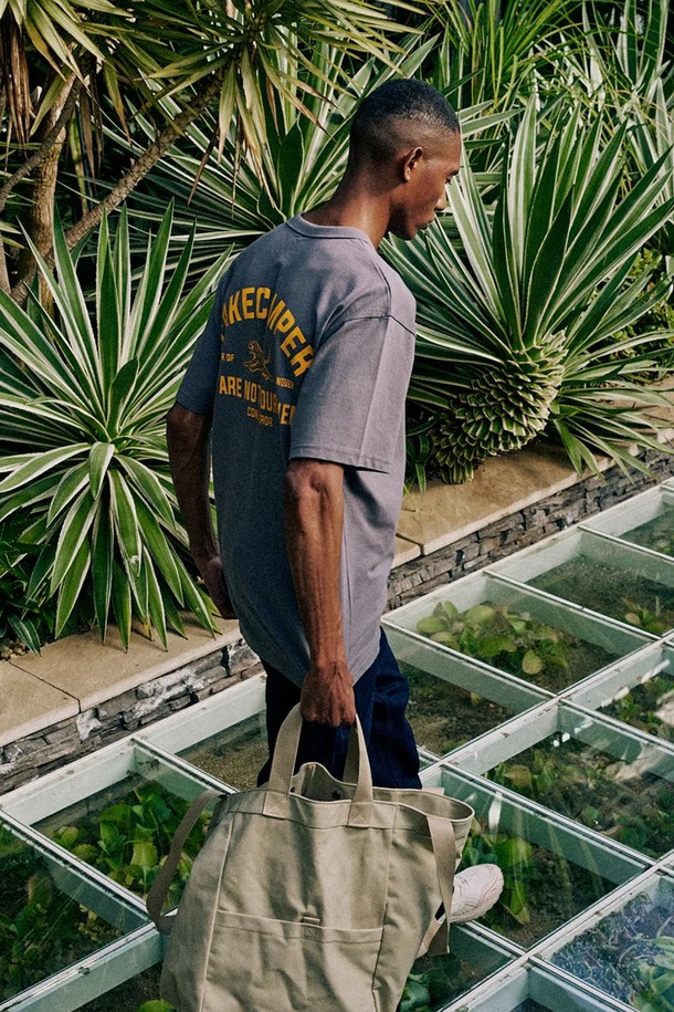 타이거 오리지널 빈티지 반팔 티셔츠 [CHARCOAL]는 편안한 면 소재로 제작되어 봄, 여름 시즌에 착용하기 좋습니다. 라운드넥에 오버핏 디자인으로 캐주얼하고 스트릿한 스타일을 연출하며, 차콜 컬러가 시크한 분위기를 더합니다. 전면에 타이거 로고 프린팅이 빈티지한 감성을 더해 유니크한 포인트를 선사합니다. 일상생활에서 개성 있는 스타일을 완성할 수 있는 반팔 티셔츠입니다.
