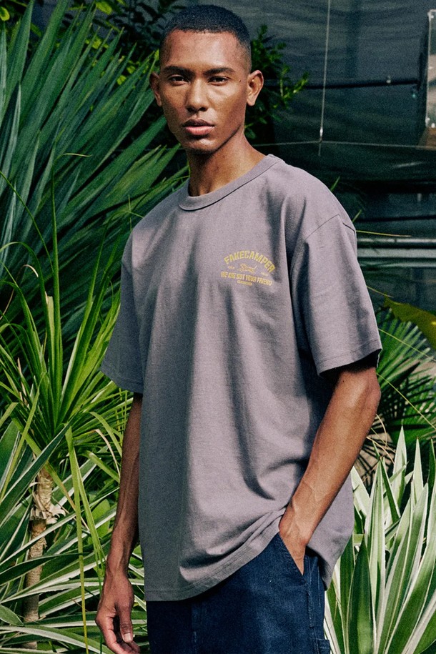 타이거 오리지널 빈티지 반팔 티셔츠 [CHARCOAL]는 편안한 면 소재로 제작되어 봄, 여름 시즌에 착용하기 좋습니다. 라운드넥에 오버핏 디자인으로 캐주얼하고 스트릿한 스타일을 연출하며, 차콜 컬러가 시크한 분위기를 더합니다. 전면에 타이거 로고 프린팅이 빈티지한 감성을 더해 유니크한 포인트를 선사합니다. 일상생활에서 개성 있는 스타일을 완성할 수 있는 반팔 티셔츠입니다.
