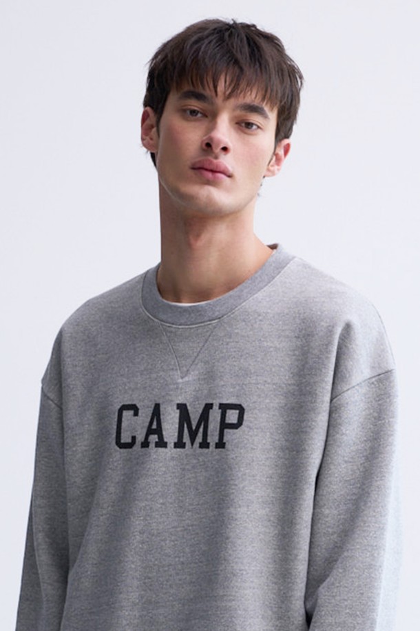 부드러운 촉감의 면 소재로 제작된 그레이 컬러 캠프 로고 맨투맨입니다. 두꺼운 두께감으로 봄, 가을, 겨울에 입기 좋으며, 오버핏과 라운드넥 디자인으로 캐주얼한 스타일을 연출합니다. CAMP 로고 프린팅이 돋보이며, 레이어드 스타일링에도 용이한 긴소매 맨투맨입니다.
