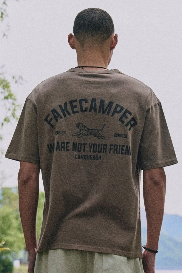 피그먼트 타이거 오리지널 빈티지 반팔 티셔츠 [BROWN]는 16수 코마사 원단으로 제작되어 부드러운 촉감을 자랑하며, 200g의 넉넉한 중량감으로 편안한 착용감을 선사합니다. 빈티지한 무드를 더하는 피그먼트 워싱 처리가 돋보이며, 튼튼한 내구성을 위한 트리플 스티치 공법과 오버핏 디자인으로 스타일리시함을 더했습니다. 봄, 여름 시즌 데일리룩에 캐주얼하게 활용하기 좋은 브라운 컬러의 반팔 티셔츠입니다.
