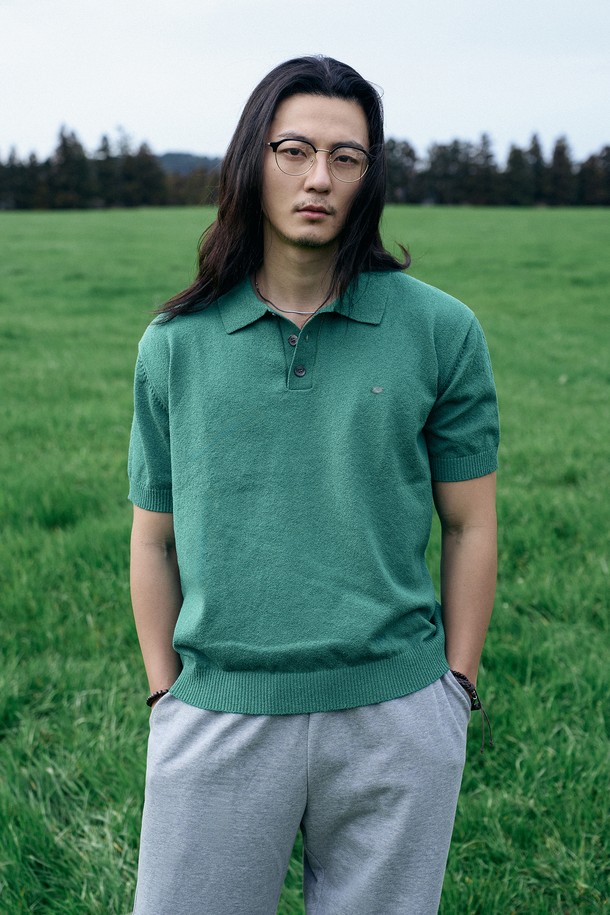 남성용 크로셰 버튼 반팔 니트는 부드러운 면 소재로 제작되었으며, 그린 색상의 폴로넥 디자인이 특징입니다. 얇은 두께감과 레귤러 핏으로 봄, 여름철 일상복으로 편안하게 착용 가능하며, 크로셰 패턴과 버튼 디테일이 캐주얼한 포인트를 더합니다. 베이직하면서도 개성 있는 스타일을 연출할 수 있는 반소매 니트입니다.
