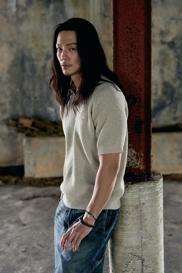 부드러운 면 소재로 제작된 크로셰 와플 반팔 니트는 베이지 색상으로, 봄, 여름 시즌에 어울리는 아이템입니다. 와플 패턴이 돋보이는 이 니트는 라운드넥 디자인에 레귤러 핏으로 편안하게 착용 가능하며, 다양한 스타일링에 활용하기 좋은 기본 실루엣을 제공합니다. 일상적인 캐주얼 룩에 매치하기 좋은 공용 제품입니다.
