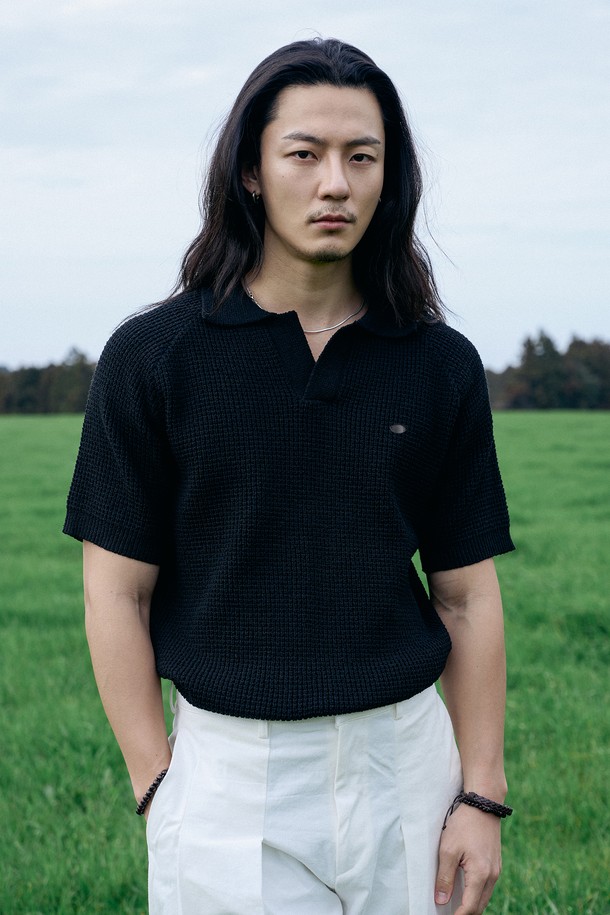 남성용 크로셰 와플 반팔 니트 [BLACK]은 봄, 여름 시즌에 적합한 얇은 두께의 면 소재 니트입니다. 블랙 색상에 와플 패턴과 크로셰 디테일이 특징이며, 헨리넥 디자인의 베이직하고 캐주얼한 무드를 연출합니다. 부드러운 촉감과 레귤러 기장, 베이직 핏으로 일상에서 편안하게 착용할 수 있는 반소매 니트입니다.
