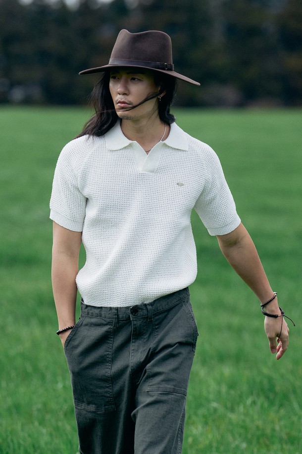 부드러운 면 소재의 크로셰 와플 반팔 니트입니다. 화이트 컬러의 레귤러 핏으로, 베이직하고 캐주얼한 스타일을 연출하기에 좋습니다. 카라 디자인과 와플 패턴이 돋보이며, 얇은 두께감으로 봄, 여름철 일상복으로 편안하게 착용 가능합니다.
