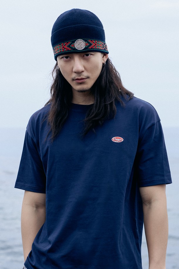 크랙 써클 스몰 심볼 티셔츠 [NAVY]는 캐주얼과 빈티지 스타일을 모두 아우르는 남성용 티셔츠입니다. 네이비 컬러의 레귤러핏 반소매 라운드넥 티셔츠로, 봄과 여름에 시원하게 착용하기 좋습니다. 면 소재에 로고 패턴이 특징이며, 레이어드 스타일링에도 활용하기 용이합니다.
