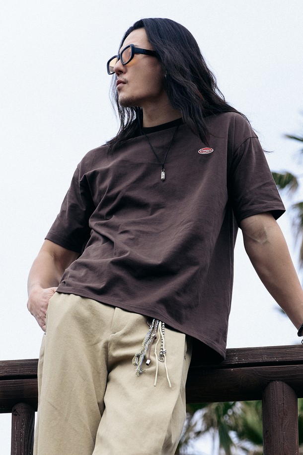 "크랙 써클 스몰 심볼 티셔츠 [BROWN]"는 캠퍼 레터링과 번개 그래픽이 조화롭게 디자인된 로고가 돋보이는 티셔츠입니다. 봄, 여름 시즌에 어울리는 면 소재의 레귤러핏 반소매 티셔츠로, 캐주얼하면서도 빈티지한 스타일을 연출합니다. 라운드넥 디자인으로 레이어드하여 다양한 스타일을 연출하기에 용이합니다.
