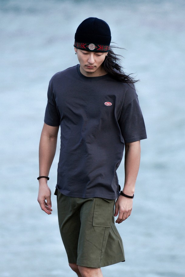 크랙 써클 스몰 심볼 티셔츠 [CHACOAL]는 캐주얼하고 빈티지한 스타일을 연출하는 공용 반소매 티셔츠입니다. 면 소재의 레귤러핏 라운드넥 디자인으로, 봄, 여름 시즌에 편안하게 착용하기 좋습니다. 차콜 컬러에 로고 패턴이 포인트이며, 레이어드하여 다양한 스타일을 연출할 수 있습니다.
