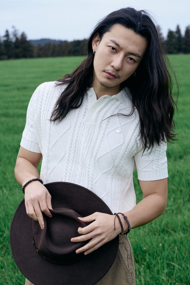 베이직 스타일의 웨이브 크로셰 꽈배기 니트입니다. 공용으로 착용 가능하며, 면 소재의 얇고 부드러운 촉감이 특징입니다. 화이트 색상의 라운드넥 반소매 디자인으로, 봄, 여름철 일상복으로 레이어드하여 연출하기 좋습니다.
